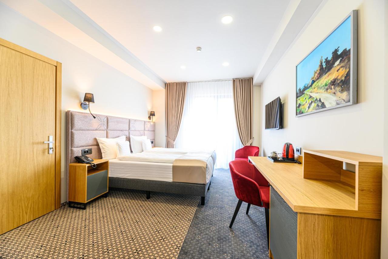 Hotel Dukat グラ・フモアルルイ エクステリア 写真