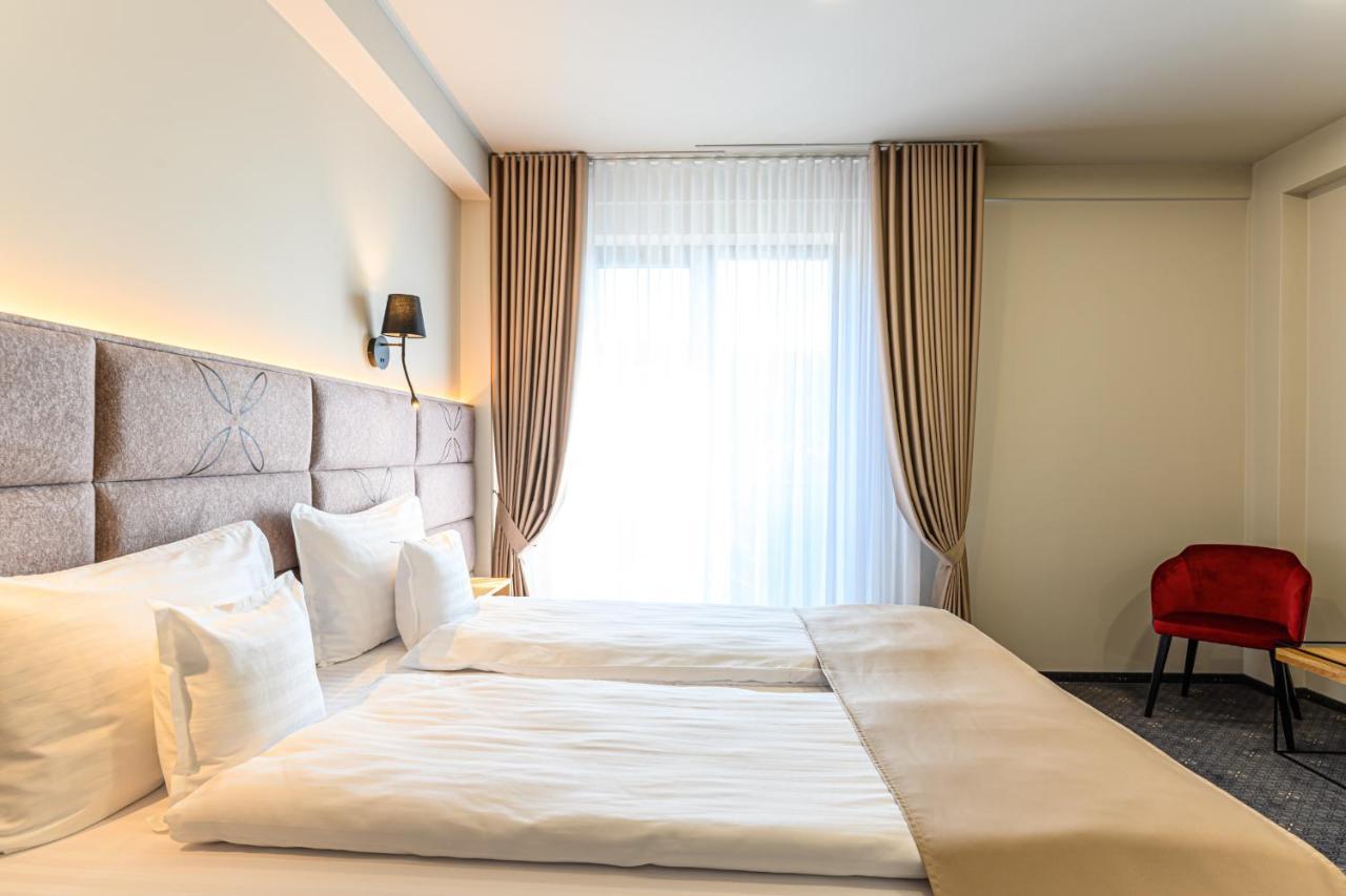 Hotel Dukat グラ・フモアルルイ エクステリア 写真
