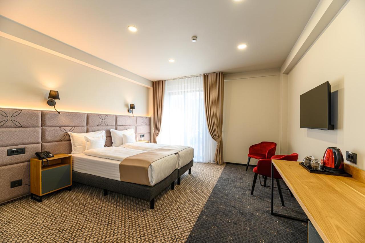 Hotel Dukat グラ・フモアルルイ エクステリア 写真