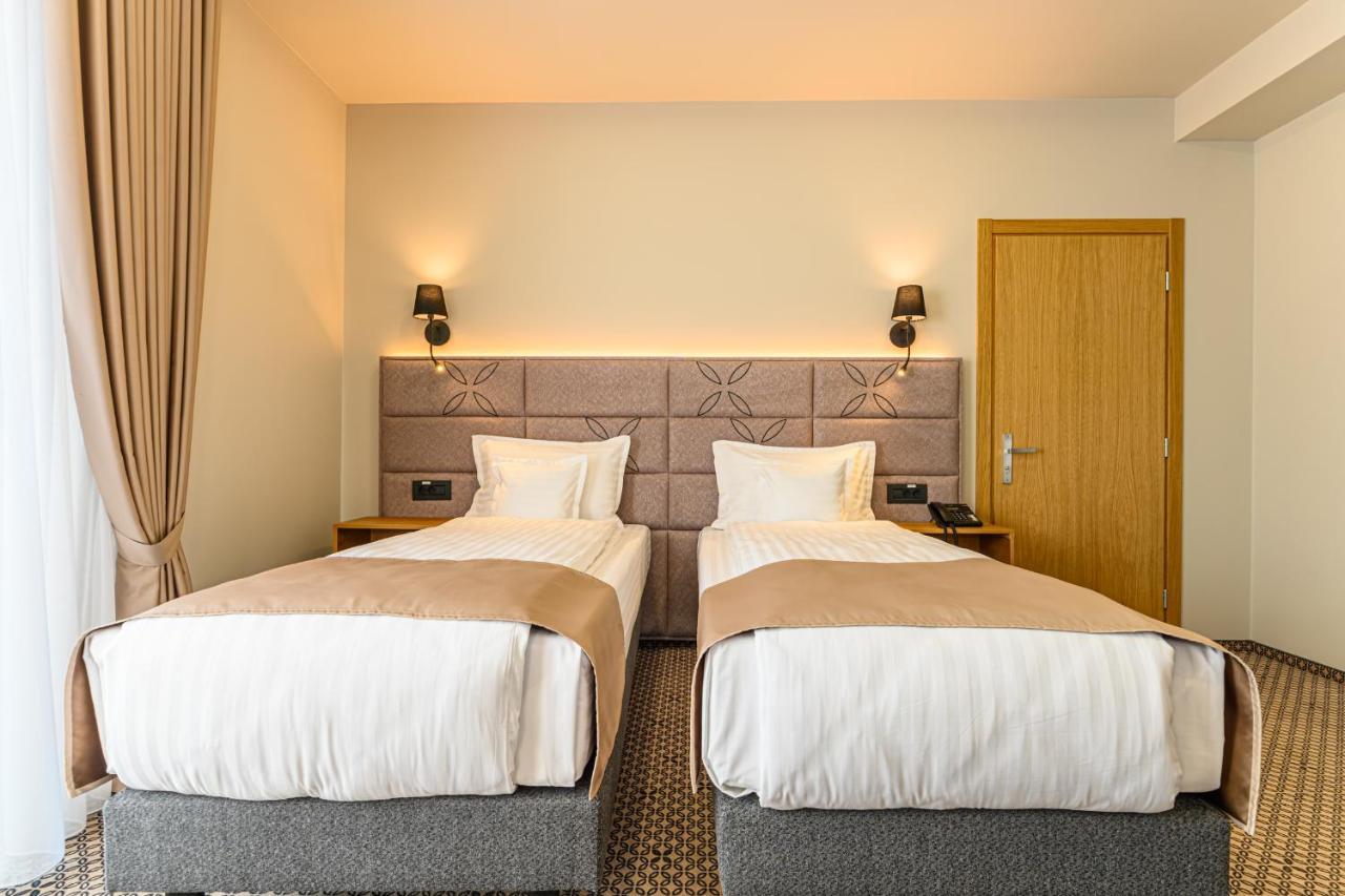 Hotel Dukat グラ・フモアルルイ エクステリア 写真