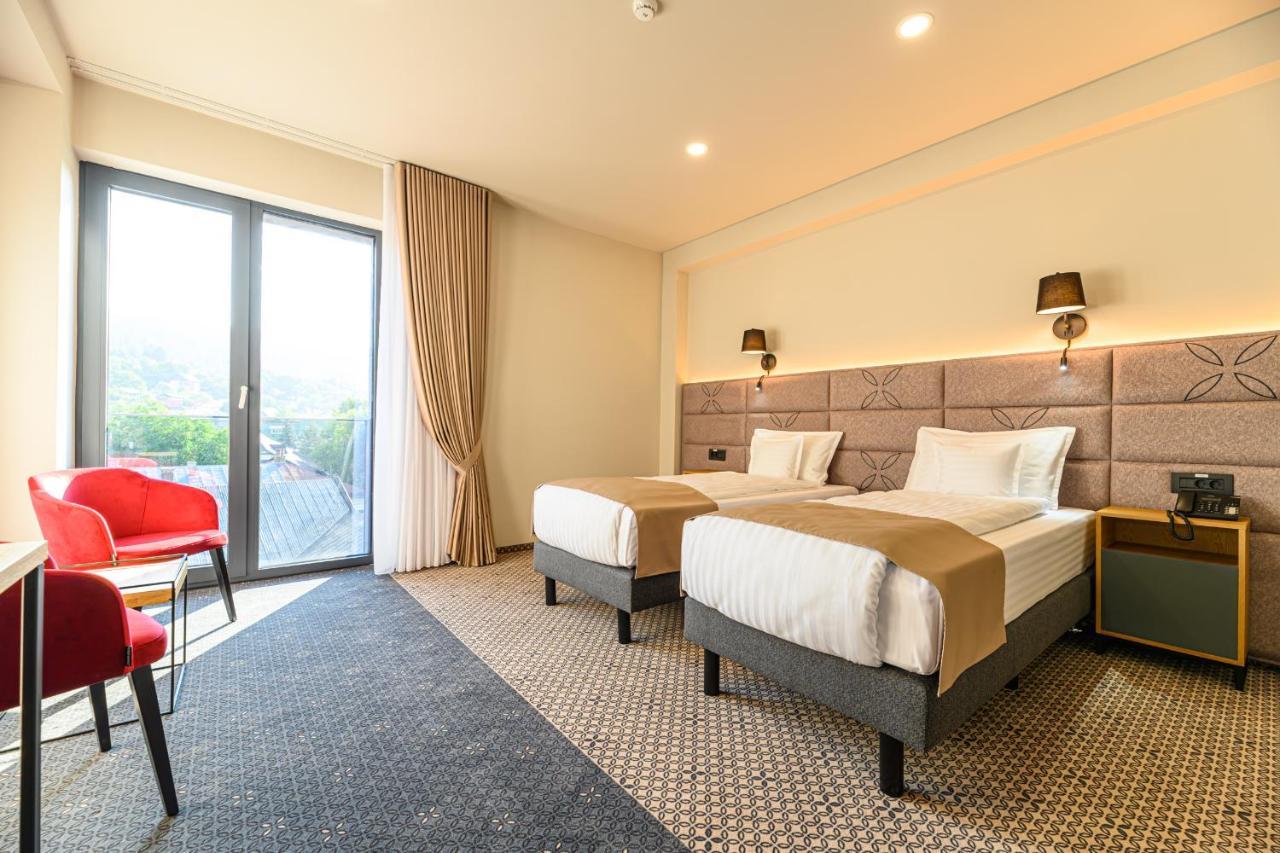 Hotel Dukat グラ・フモアルルイ エクステリア 写真