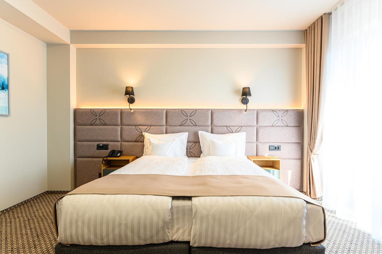 Hotel Dukat グラ・フモアルルイ エクステリア 写真