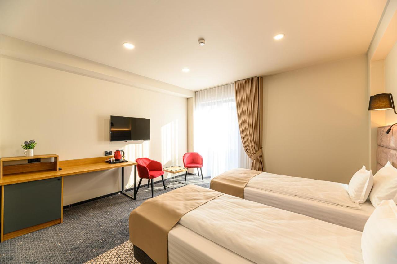 Hotel Dukat グラ・フモアルルイ エクステリア 写真