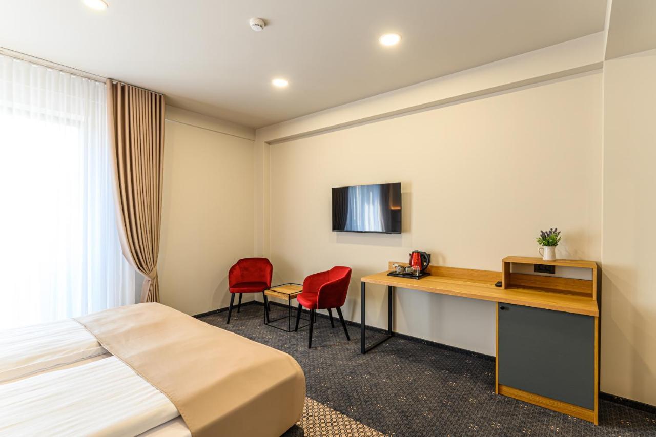 Hotel Dukat グラ・フモアルルイ エクステリア 写真