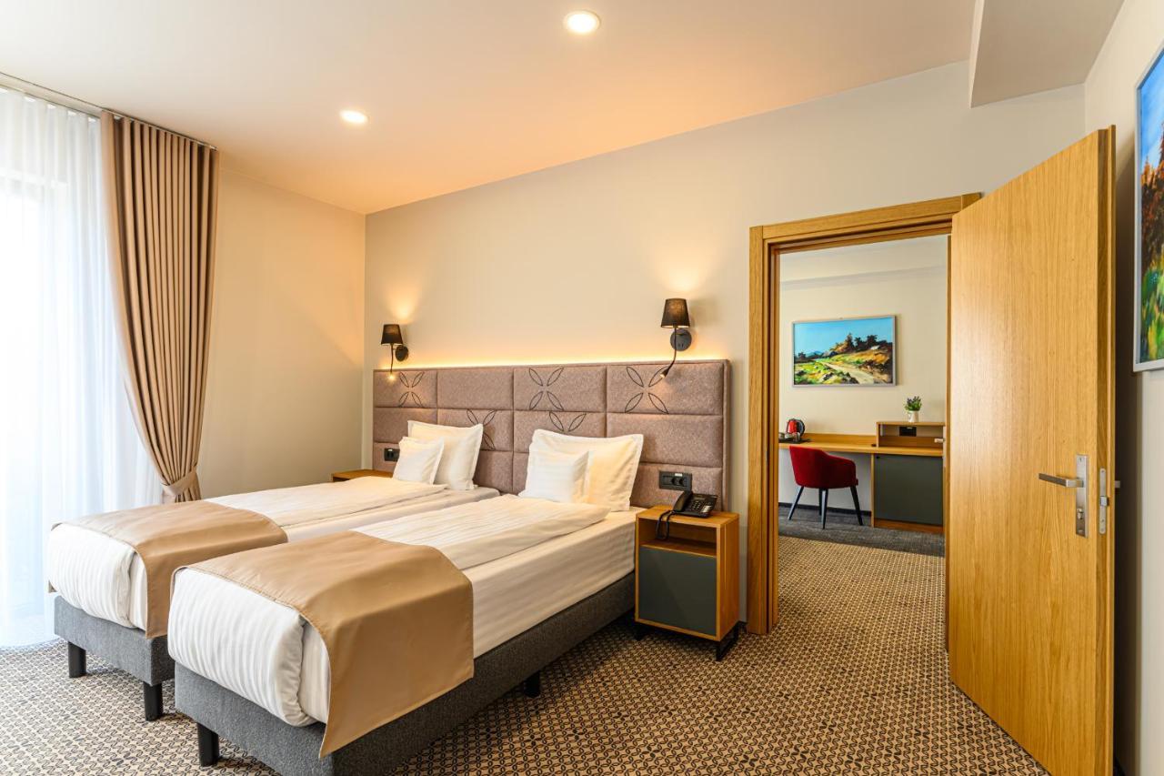 Hotel Dukat グラ・フモアルルイ エクステリア 写真