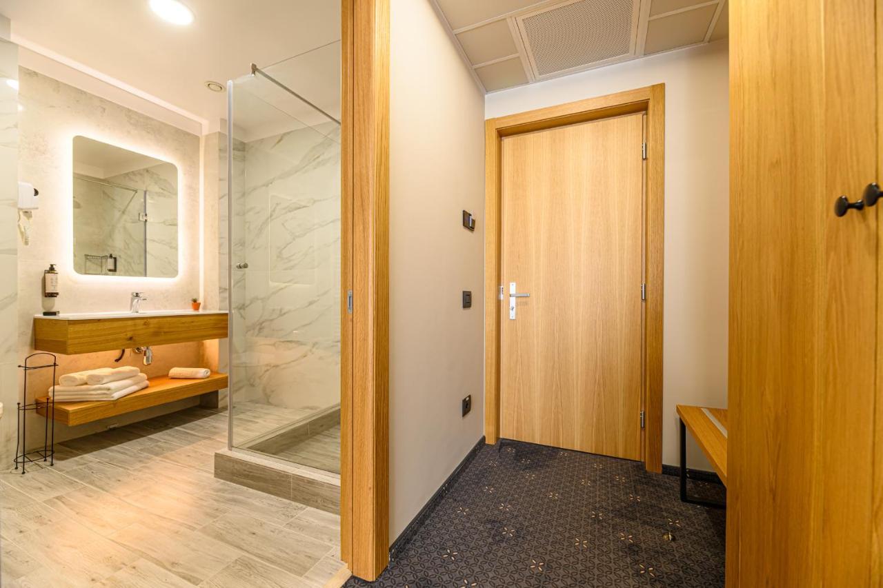 Hotel Dukat グラ・フモアルルイ エクステリア 写真