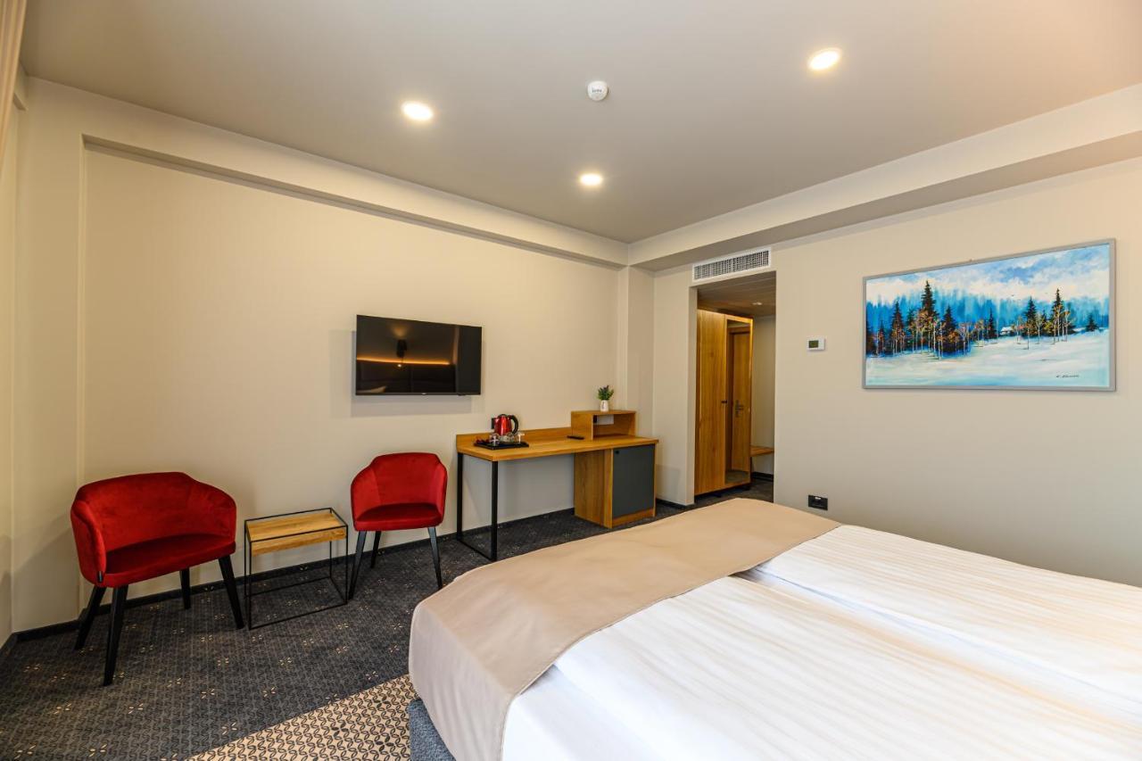 Hotel Dukat グラ・フモアルルイ エクステリア 写真