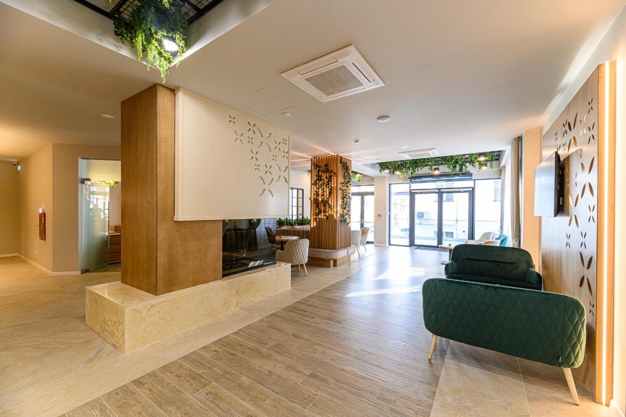 Hotel Dukat グラ・フモアルルイ エクステリア 写真